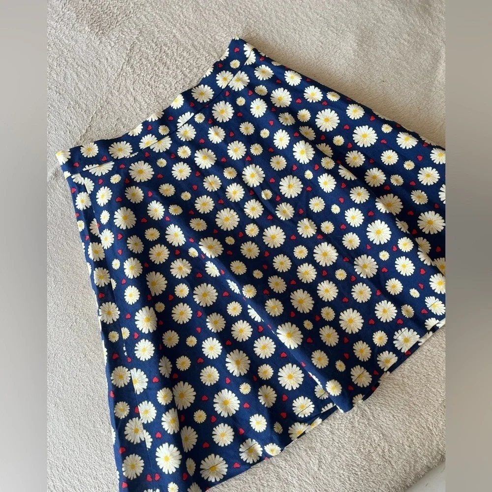 Retro-Inspired Navy Daisy A-Line Skirt with Red Heart Accents M - Picture 9 of 10